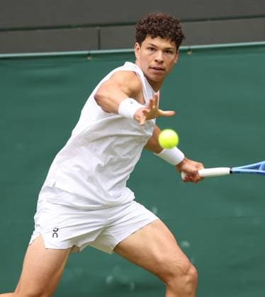 American Ben Shelton plays a forehand in his fourth round match against Italian Lorenzo Sonego on day eight of the 2025 Wimbledon Championships in London on Monday, July 07, 2025.  LON2025070745 HUGOxPHILPOTT