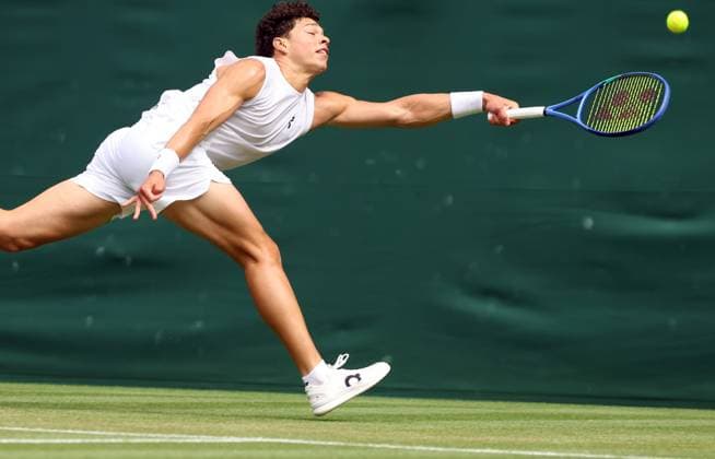 American Ben Shelton plays a forehand in his fourth round match against Italian Lorenzo Sonego on day eight of the 2025 Wimbledon Championships in London on Monday, July 07, 2025.  LON2025070749 HUGOxPHILPOTT