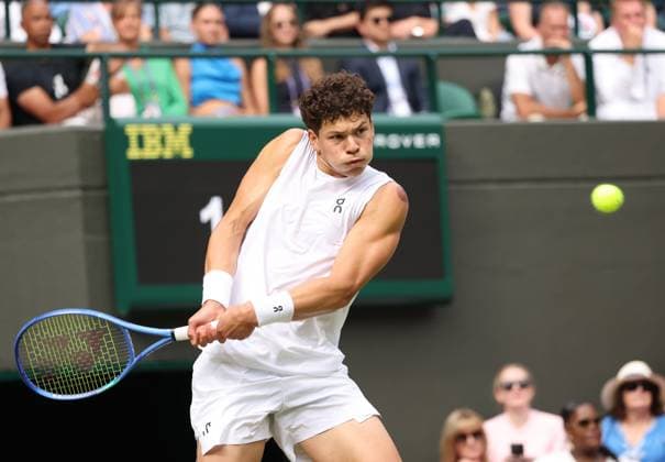 American Ben Shelton plays a backhand in his fourth round match against Italian Lorenzo Sonego on day eight of the 2025 Wimbledon Championships in London on Monday, July 07, 2025.  LON2025070750 HUGOxPHILPOTT