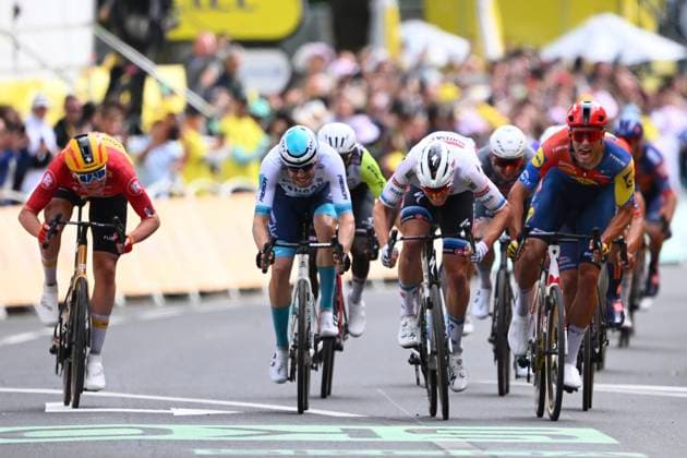 Tour de France 2025 Stage 3 DUINKERKE, FRANCE - JULY 07 : Merlier Tim (BEL) of Soudal Quick-Step wins, second place for Milan Jonathan (ITA) of Lidl - Trek, third place for Bauhaus Phil (GER) of Bahrain - Victorious during stage 3 of the 112th edition of Tour de France an UCI World Tour 2.UWT cycling road race stage for Men Elite of 178 km with start in Valenciennes and finish in Duinkerke on July 7, 2025 in Duinkerke, France, 07 07 2025 ( Motordriver Kenny Verfaillie - Duinkerke France  Copyright: xVincentxKalutx