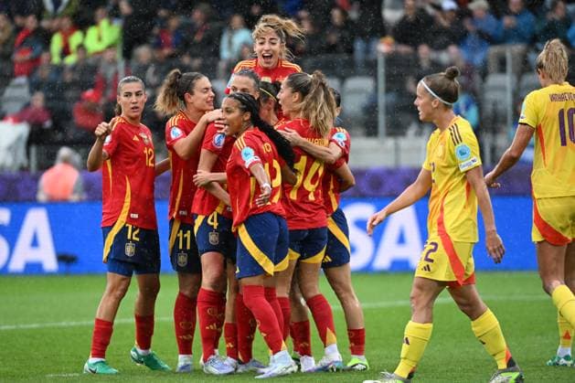 THUN, SWITZERLAND - JULY 7: Irene Paredes of Spain celebrating her goal 2:1 with her teammates during the UEFA Women s EURO 2025 Group B match between Spain and Belgium at Arena Thun on July 7, 2025 in Thun, Switzerland. Thun Arena Thun Bern Switzerland *** THUN, SWITZERLAND JULY 7 Irene Paredes of Spain celebrating her goal 2 1 with her teammates during the UEFA Women s EURO 2025 Group B match between Spain and Belgium at Arena Thun on July 7, 2025 in Thun, Switzerland Thun Arena Thun Bern Switzerland Copyright: xJustPictures.ch ManuelxWinterbergerx jp-en-EuSpIm-MWI_6183