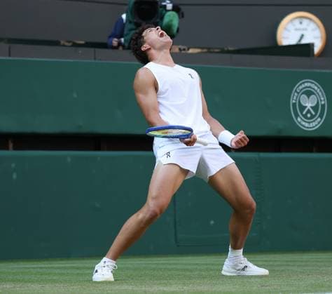 American Ben Shelton celebrates victory in his fourth round match against Italian Lorenzo Sonego on day eight of the 2025 Wimbledon Championships in London on Monday, July 07, 2025.  LON2025070760 HUGOxPHILPOTT