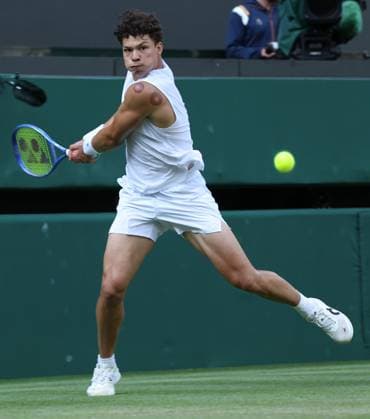 American Ben Shelton plays a backhand in his fourth round match against Italian Lorenzo Sonego on day eight of the 2025 Wimbledon Championships in London on Monday, July 07, 2025.  LON2025070766 HUGOxPHILPOTT
