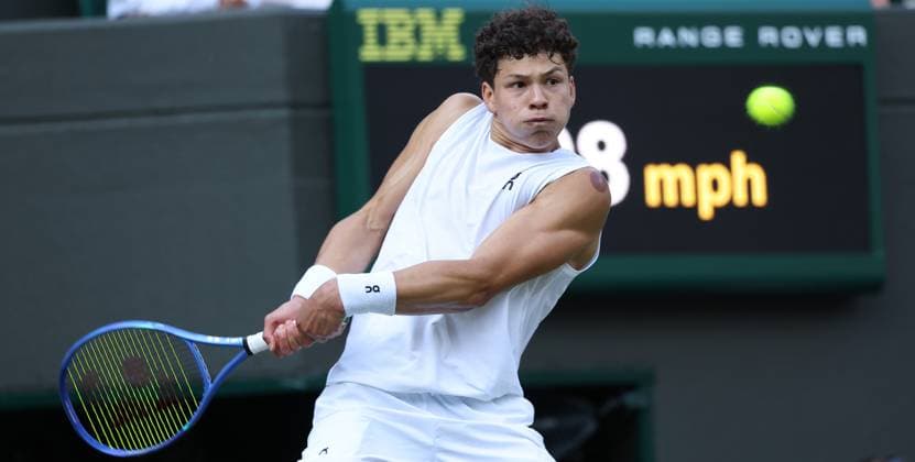 American Ben Shelton plays a backhand in his fourth round match against Italian Lorenzo Sonego on day eight of the 2025 Wimbledon Championships in London on Monday, July 07, 2025.  LON2025070767 HUGOxPHILPOTT