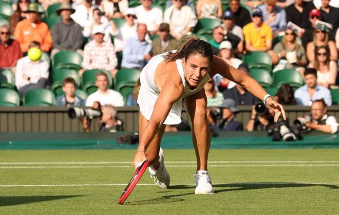 American Emma Navarro plays a backhand in her fourth round match against Mirra Andreeva on day eight of the 2025 Wimbledon Championships in London on Monday, July 07, 2025.  LON2025070787 HUGOxPHILPOTT