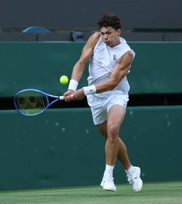 American Ben Shelton plays a backhand in his fourth round match against Italian Lorenzo Sonego on day eight of the 2025 Wimbledon Championships in London on Monday, July 07, 2025.  LON2025070765 HUGOxPHILPOTT