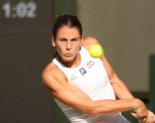 American Emma Navarro plays a backhand in her fourth round match against Mirra Andreeva on day eight of the 2025 Wimbledon Championships in London on Monday, July 07, 2025.  LON2025070772 HUGOxPHILPOTT