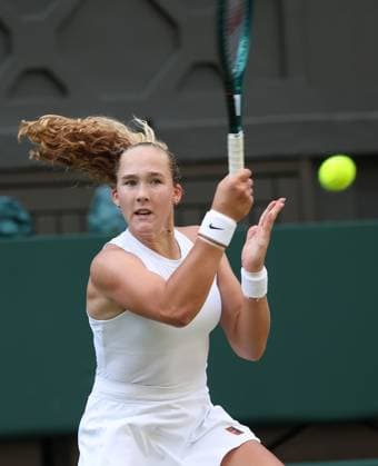 Mirra Andreeva plays a forehand in her fourth round match against American Emma Navarro on day eight of the 2025 Wimbledon Championships in London on Monday, July 07, 2025.  LON2025070774 HUGOxPHILPOTT