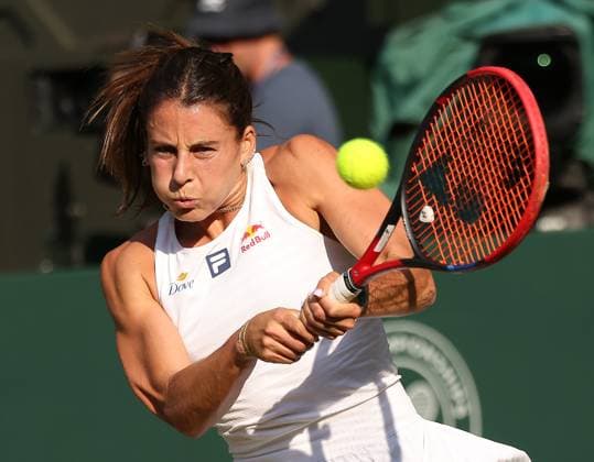 American Emma Navarro plays a backhand in her fourth round match against Mirra Andreeva on day eight of the 2025 Wimbledon Championships in London on Monday, July 07, 2025.  LON2025070777 HUGOxPHILPOTT