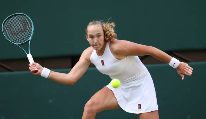 Mirra Andreeva plays a forehand in her fourth round match against American Emma Navarro on day eight of the 2025 Wimbledon Championships in London on Monday, July 07, 2025.  LON2025070781 HUGOxPHILPOTT
