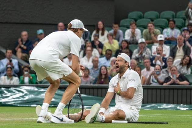 Grigor Dimitrov goes down injured when leading 2 sets to 0 during his Wimbledon 2025 Men?s Singles Round of 16 tennis match against Jannik Sinner at the All England Tennis Club in London, England ((6257) SPP) Copyright: x(6257)x xSPPx spp-en-6-SPP25_rica_07jul25_21925