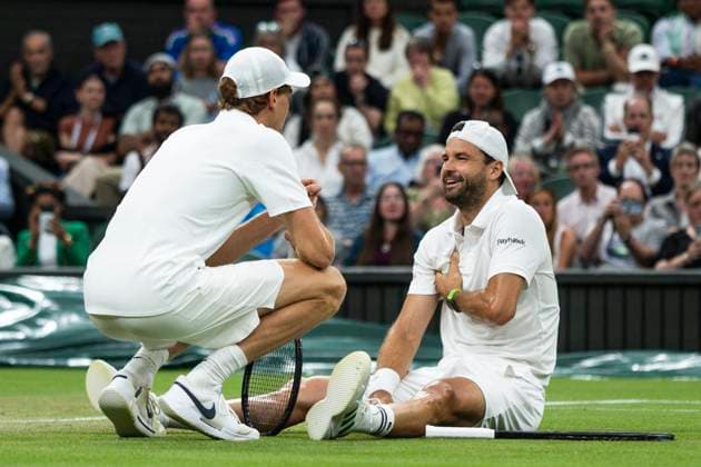 Grigor Dimitrov goes down injured when leading 2 sets to 0 during his Wimbledon 2025 Men?s Singles Round of 16 tennis match against Jannik Sinner at the All England Tennis Club in London, England ((6257) SPP) Copyright: x(6257)x xSPPx spp-en-6-SPP25_rica_07jul25_21927