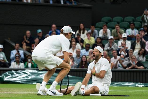 Grigor Dimitrov goes down injured when leading 2 sets to 0 during his Wimbledon 2025 Men?s Singles Round of 16 tennis match against Jannik Sinner at the All England Tennis Club in London, England ((6257) SPP) Copyright: x(6257)x xSPPx spp-en-6-SPP25_ricallis_07072025_21989