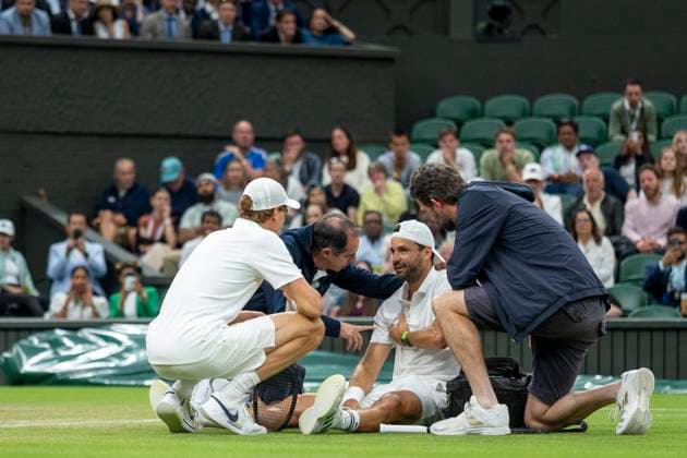 Grigor Dimitrov goes down injured when leading 2 sets to 0 during his Wimbledon 2025 Men?s Singles Round of 16 tennis match against Jannik Sinner at the All England Tennis Club in London, England ((6257) SPP) Copyright: x(6257)x xSPPx spp-en-6-SPP25_ricallis_07072025_21992