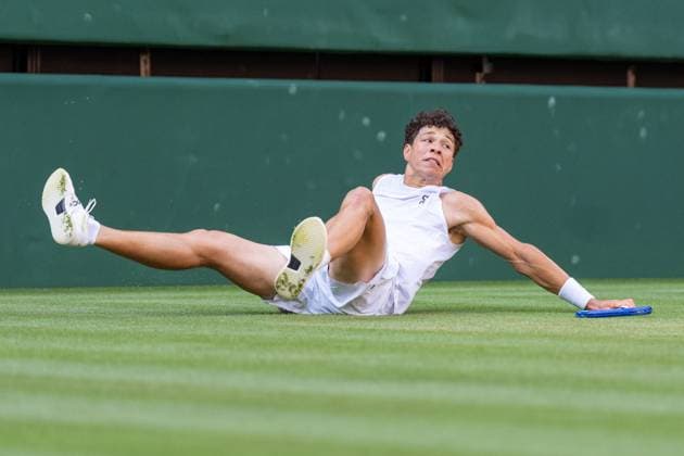 2025-07-07 Wimbledon 2025 LONDON, ENGLAND - JULY 7: falling, Ben Shelton of The USA during Wimbledon 2025 at All England Lawn Tennis & Croquet Club on July 7, 2025 in London, England. London All England Lawn Tennis & Croquet Club England Content not available for redistribution in The Netherlands directly or indirectly through any third parties. Copyright: xMarleenxFouchierx