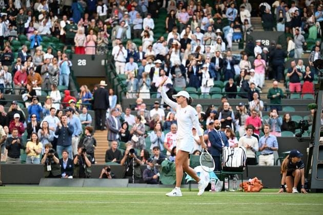 (250708) -- LONDON, July 8, 2025 -- Iga Swiatek celebrates after the women s singles round of 8 match between Iga Swiatek of Poland and Clara Tauson of Denmark at the Wimbledon Tennis Championships in London, Britain, July 7, 2025. ) (SP)BRITAIN-LONDON-TENNIS-WIMBLEDON-WOMEN S SINGLES ZhaoxDingzhe 
