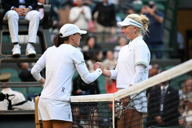 (250708) -- LONDON, July 8, 2025 -- Iga Swiatek (L) greets Clara Tauson after the women s singles round of 8 match between Iga Swiatek of Poland and Clara Tauson of Denmark at the Wimbledon Tennis Championships in London, Britain, July 7, 2025. ) (SP)BRITAIN-LONDON-TENNIS-WIMBLEDON-WOMEN S SINGLES ZhaoxDingzhe 