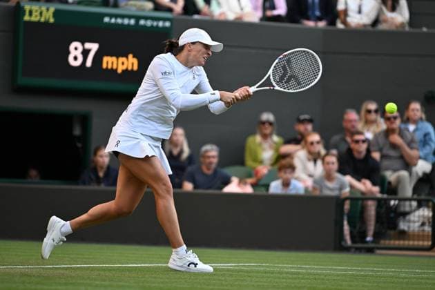 (250708) -- LONDON, July 8, 2025 -- Iga Swiatek hits a return during the women s singles round of 8 match between Iga Swiatek of Poland and Clara Tauson of Denmark at the Wimbledon Tennis Championships in London, Britain, July 7, 2025. ) (SP)BRITAIN-LONDON-TENNIS-WIMBLEDON-WOMEN S SINGLES ZhaoxDingzhe 