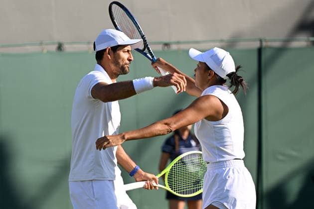 (250708) -- LONDON, July 8, 2025 -- Zhang Shuai (R) celebrates with Marcelo Arevalo during the mixed doubles quarter final match between Zhang Shuai (China) Marcelo Arevalo (El Salvador) and Desirae Krawczyk (USA) Olivia Gadecki (Australia) at the Wimbledon Tennis Championships in London, Britain, July 7, 2025. ) (SP)BRITAIN-LONDON-TENNIS-WIMBLEDON-MIXED DOUBLES ZhaoxDingzhe 