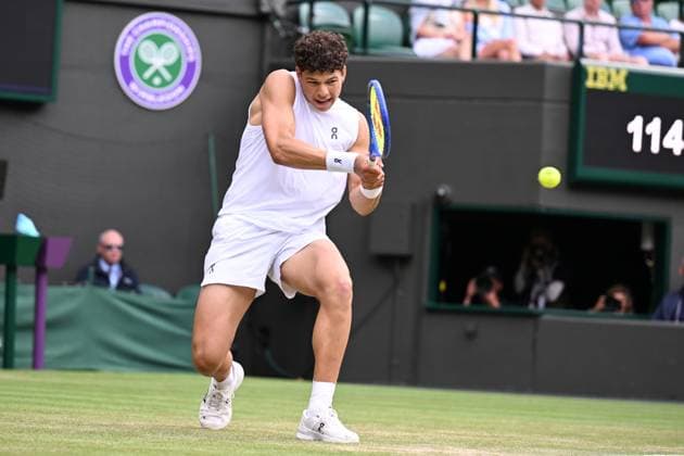(250708) -- LONDON, July 8, 2025 -- Ben Shelton hits a return during the men s singles round of 16 match between Ben Shelton of the United States and Lorenzo Sonego of Italy at the Wimbledon Tennis Championships in London, Britain, July 7, 2025 ) (SP)BRITAIN-LONDON-TENNIS-WIMBLEDON-MEN S SINGLES ZhaoxDingzhe 