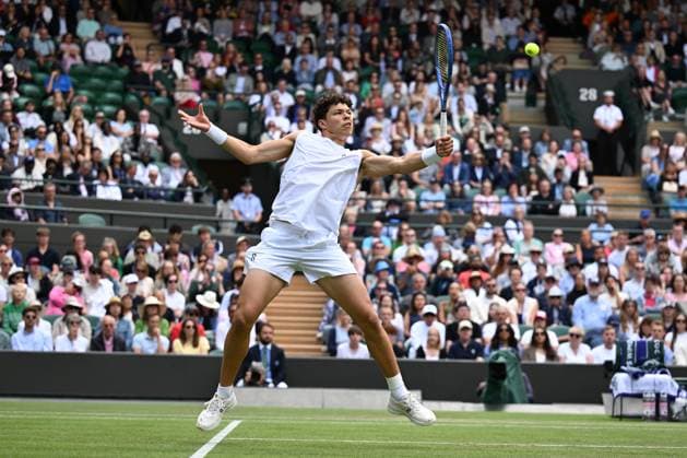 (250708) -- LONDON, July 8, 2025 -- Ben Shelton hits a return during the men s singles round of 16 match between Ben Shelton of the United States and Lorenzo Sonego of Italy at the Wimbledon Tennis Championships in London, Britain, July 7, 2025 ) (SP)BRITAIN-LONDON-TENNIS-WIMBLEDON-MEN S SINGLES ZhaoxDingzhe 