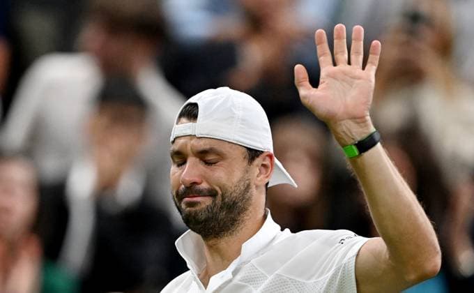 (250708) -- LONDON, July 8, 2025 -- Grigor Dimitrov waves to spectators after deciding to retire from the match due to injury during the men s singles round of 16 match between Grigor Dimitrov of Bulgaria and Jannik Sinner of Italy at the Wimbledon Tennis Championships in London, Britain, July 7, 2025. ) (SP)BRITAIN-LONDON-TENNIS-WIMBLEDON-MEN S SINGLES LixYing 