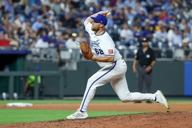 July 7, 2025: Kansas City Royals relief pitcher Jonathan Bowlan (62) pitches against the Pittsburgh Pirates during the ninth inning at Kauffman Stadium in Kansas City, MO. CSM Kansas City United States of America - ZUMAc04_ 20250707_zma_c04_043 Copyright: xDavidxSmithx