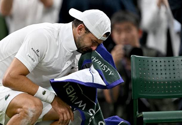 (250708) -- LONDON, July 8, 2025 -- Grigor Dimitrov wipes the tears after getting injured during the men s singles round of 16 match between Grigor Dimitrov of Bulgaria and Jannik Sinner of Italy at the Wimbledon Tennis Championships in London, Britain, July 7, 2025. ) (SP)BRITAIN-LONDON-TENNIS-WIMBLEDON-MEN S SINGLES LixYing 