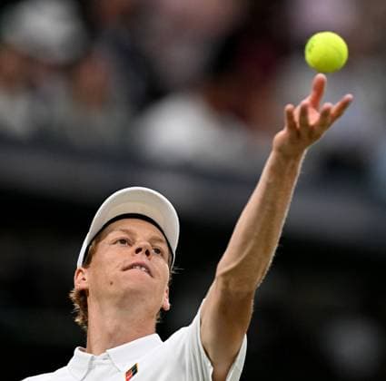(250708) -- LONDON, July 8, 2025 -- Jannik Sinner serves during the men s singles round of 16 match between Grigor Dimitrov of Bulgaria and Jannik Sinner of Italy at the Wimbledon Tennis Championships in London, Britain, July 7, 2025. ) (SP)BRITAIN-LONDON-TENNIS-WIMBLEDON-MEN S SINGLES LixYing 