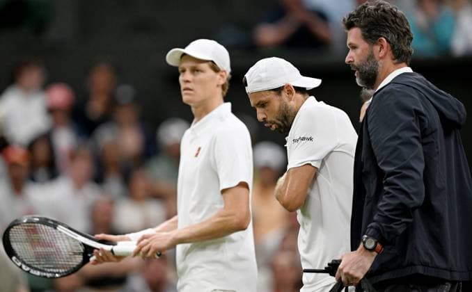 (250708) -- LONDON, July 8, 2025 -- Grigor Dimitrov (C) leaves the court after getting injured during the men s singles round of 16 match between Grigor Dimitrov of Bulgaria and Jannik Sinner of Italy at the Wimbledon Tennis Championships in London, Britain, July 7, 2025. ) (SP)BRITAIN-LONDON-TENNIS-WIMBLEDON-MEN S SINGLES LixYing 