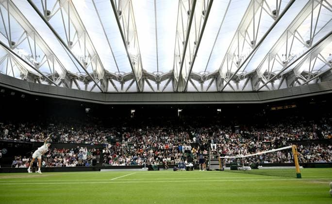 (250708) -- LONDON, July 8, 2025 -- Jannik Sinner serves during the men s singles round of 16 match between Grigor Dimitrov of Bulgaria and Jannik Sinner of Italy at the Wimbledon Tennis Championships in London, Britain, July 7, 2025. ) (SP)BRITAIN-LONDON-TENNIS-WIMBLEDON-MEN S SINGLES LixYing 