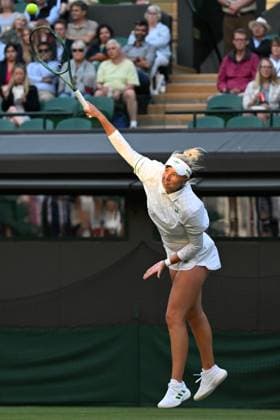 (250708) -- LONDON, July 8, 2025 -- Clara Tauson serves during the women s singles round of 8 match between Iga Swiatek of Poland and Clara Tauson of Denmark at the Wimbledon Tennis Championships in London, Britain, July 7, 2025. ) (SP)BRITAIN-LONDON-TENNIS-WIMBLEDON-WOMEN S SINGLES ZhaoxDingzhe 