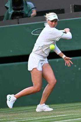 (250708) -- LONDON, July 8, 2025 -- Clara Tauson hits a return during the women s singles round of 8 match between Iga Swiatek of Poland and Clara Tauson of Denmark at the Wimbledon Tennis Championships in London, Britain, July 7, 2025. ) (SP)BRITAIN-LONDON-TENNIS-WIMBLEDON-WOMEN S SINGLES ZhaoxDingzhe 