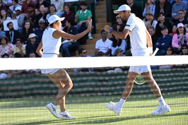 (250708) -- LONDON, July 8, 2025 -- Zhang Shuai (L) celebrates with Marcelo Arevalo during the mixed doubles quarter final match between Zhang Shuai (China) Marcelo Arevalo (El Salvador) and Desirae Krawczyk (USA) Olivia Gadecki (Australia) at the Wimbledon Tennis Championships in London, Britain, July 7, 2025. ) (SP)BRITAIN-LONDON-TENNIS-WIMBLEDON-MIXED DOUBLES ZhaoxDingzhe 