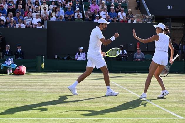 (250708) -- LONDON, July 8, 2025 -- Zhang Shuai (R) celebrates with Marcelo Arevalo during the mixed doubles quarter final match between Zhang Shuai (China) Marcelo Arevalo (El Salvador) and Desirae Krawczyk (USA) Olivia Gadecki (Australia) at the Wimbledon Tennis Championships in London, Britain, July 7, 2025. ) (SP)BRITAIN-LONDON-TENNIS-WIMBLEDON-MIXED DOUBLES ZhaoxDingzhe 