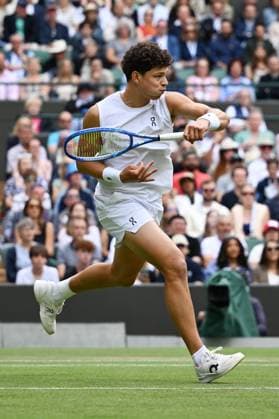 (250708) -- LONDON, July 8, 2025 -- Ben Shelton hits a return during the men s singles round of 16 match between Ben Shelton of the United States and Lorenzo Sonego of Italy at the Wimbledon Tennis Championships in London, Britain, July 7, 2025 ) (SP)BRITAIN-LONDON-TENNIS-WIMBLEDON-MEN S SINGLES ZhaoxDingzhe 
