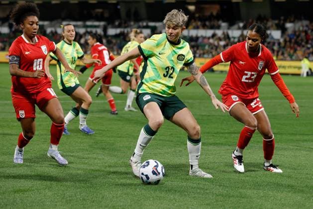 SOCCER AUSTRALIA PANAMA, Michelle Heyman of Australia under pressure from Carina Baltrip-Reyes of Panama during Game 2 of the Women s International Friendlies soccer match between Australia and Panama at HBF Park in Perth, Tuesday, July 8, 2025. ( NO ARCHIVING, EDITORIAL USE ONLY PERTH WESTERN AUSTRALIA AUSTRALIA  Copyright: xRICHARDxWAINWRIGHTx 20250708185796253486