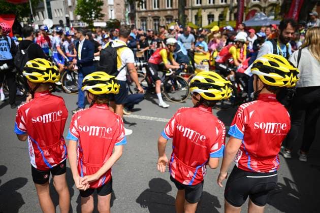 Tour de France 2025 Stage 4 ROUEN, FRANCE - JULY 08 : illustration picture young supporters during stage 4 of the 112th edition of Tour de France an UCI World Tour 2.UWT cycling road race stage for Men Elite of 173 km with start in Amiens Metropole and finish in Rouen on July 8, 2025 in Rouen, France, 08 07 2025 ( Motordriver Kenny Verfaillie - Rouen France  Copyright: xVincentxKalutx