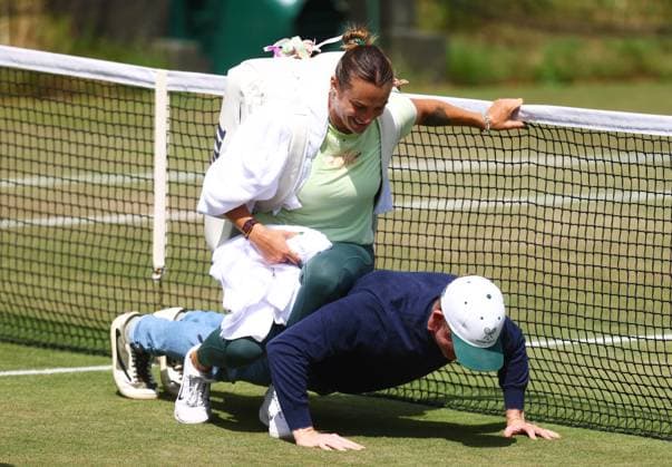 Wimbledon Championships 2025 AELTC, Day Five London, UK - 08 07 2025 Aryna Sabalenka sits on the back of her coach during practice in Aorangi Park ahead of her Quarter Final match against Laura Siegemund (GER) in the 2025 Wimbledon Championships London Wimbledon London GBR, UK NEWSPAPERS OUT Copyright: xMarkxGreenwoodx