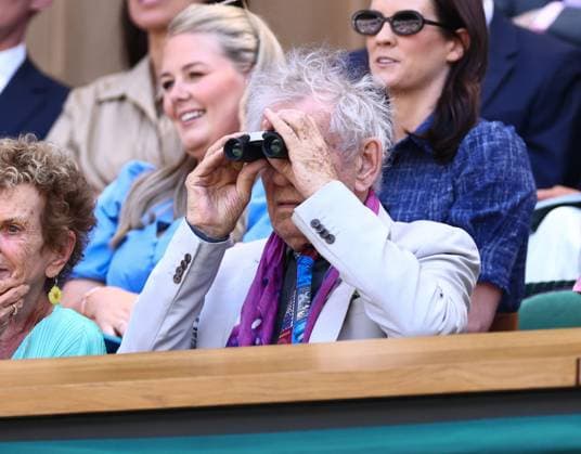 Ian McKellan and Dena Hammerstein in the Royal Box on Centre Court Wimbledon Tennis Championships, Day 9, The All England Lawn Tennis and Croquet Club, London, UK - 08 Jul 2025London The All England Lawn Tennis and United Kingdom  Copyright: xJamesxMarsh Shutterstockx 15389336s