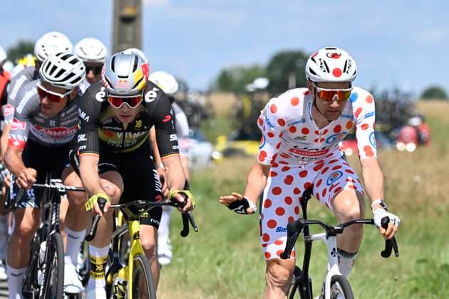 Tour de France 2025 Stage 4 ROUEN, FRANCE - JULY 08 : Van Aert Wout (BEL) of Team Visma Lease a Bike, Wellens Tim (BEL) of UAE Team Emirates during stage 4 of the 112th edition of Tour de France an UCI World Tour 2.UWT cycling road race stage for Men Elite of 173 km with start in Amiens Metropole and finish in Rouen on July 8, 2025 in Rouen, France, 08 07 2025 ( Motordriver Kenny Verfaillie - Rouen France  Copyright: xJanxDexMeuleneirx