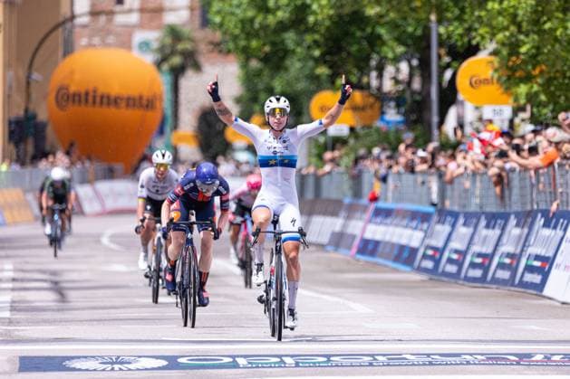 Final Sprint, Lorena Wiebes wins the 3rd stage during Giro d Italia Women - Stage 3 - Vezza d Oglio Trento, Giro d Italia race in Trento, Italy, July 08 2025  Copyright: xTommasoxBerardi IPAxSportx xipa-agency.netx xx IPA_60132443 IPA_Agency_IPA60132443