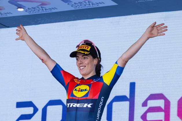 Anna Henderson keeping the Pink Jersey during Giro d Italia Women - Stage 3 - Vezza d Oglio Trento, Giro d Italia race in Trento, Italy, July 08 2025  Copyright: xTommasoxBerardi IPAxSportx xipa-agency.netx xx IPA_60132498 IPA_Agency_IPA60132498