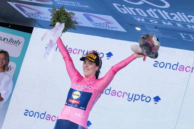 Anna Henderson keeping the Pink Jersey during Giro d Italia Women - Stage 3 - Vezza d Oglio Trento, Giro d Italia race in Trento, Italy, July 08 2025  Copyright: xTommasoxBerardi IPAxSportx xipa-agency.netx xx IPA_60132511 IPA_Agency_IPA60132511