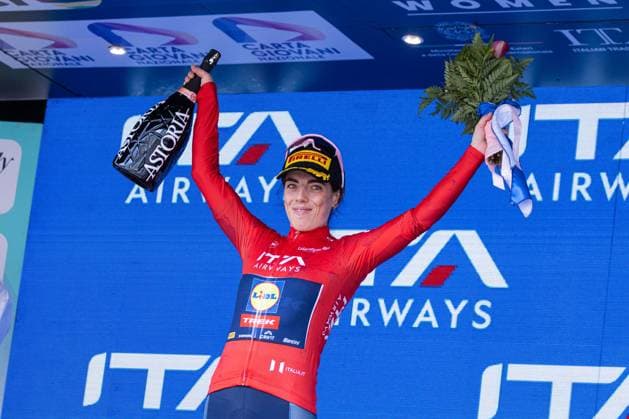 Anna Henderson keeping the Red Jersey during Giro d Italia Women - Stage 3 - Vezza d Oglio Trento, Giro d Italia race in Trento, Italy, July 08 2025  Copyright: xTommasoxBerardi IPAxSportx xipa-agency.netx xx IPA_60132516 IPA_Agency_IPA60132516