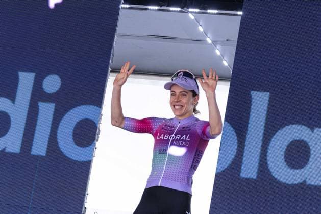 Usoa Ostolaza getting the Blue Jersey during Giro d Italia Women - Stage 3 - Vezza d Oglio Trento, Giro d Italia race in Trento, Italy, July 08 2025  Copyright: xTommasoxBerardi IPAxSportx xipa-agency.netx xx IPA_60132530 IPA_Agency_IPA60132530