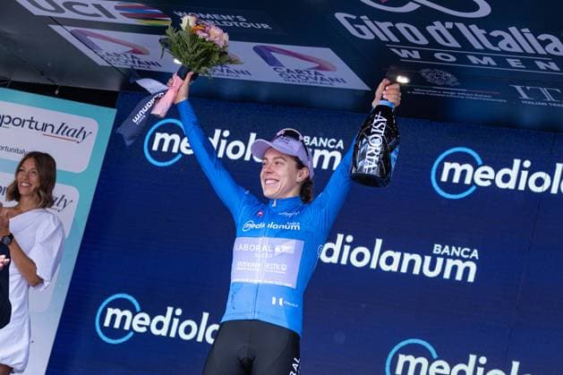Usoa Ostolaza getting the Blue Jersey during Giro d Italia Women - Stage 3 - Vezza d Oglio Trento, Giro d Italia race in Trento, Italy, July 08 2025  Copyright: xTommasoxBerardi IPAxSportx xipa-agency.netx xx IPA_60132538 IPA_Agency_IPA60132538