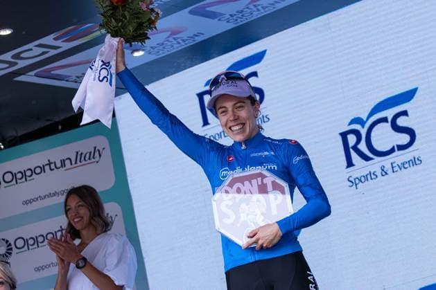 Usoa Ostolaza in Blue Jersey, getting the Alfonsina Strada Prize during Giro d Italia Women - Stage 3 - Vezza d Oglio Trento, Giro d Italia race in Trento, Italy, July 08 2025  Copyright: xTommasoxBerardi IPAxSportx xipa-agency.netx xx IPA_60132554 IPA_Agency_IPA60132554