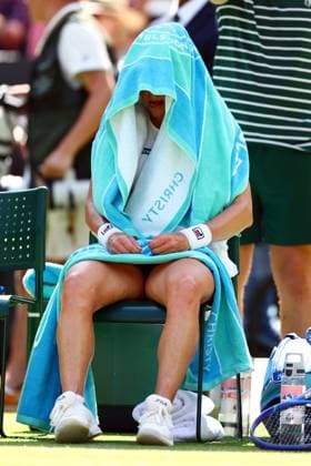 Laura Siegemund cools down between games during her quarter final match Wimbledon Tennis Championships, Day 9, The All England Lawn Tennis and Croquet Club, London, UK - 08 Jul 2025London The All England Lawn Tennis and United Kingdom  Copyright: xJamesxMarsh Shutterstockx 15389336cy