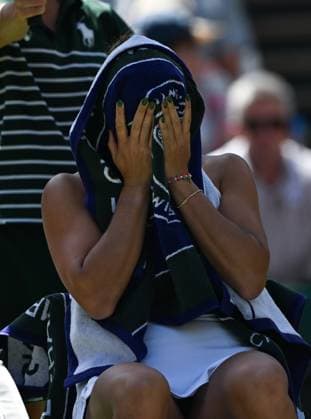 (250708) -- LONDON, July 8, 2025 -- Aryna Sabalenka takes a break during the women s singles quarterfinal match between Aryna Sabalenka of Belarus and Laura Siegemund of Germany at the Wimbledon Tennis Championships in London, Britain, July 8, 2025. ) (SP)BRITAIN-LONDON-TENNIS-WIMBLEDON-WOMEN S SINGLES LixYing 